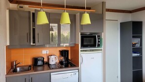 コーヒー / ティーメーカー、冷蔵庫、電子レンジ、オーブン