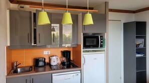 Kühlschrank, Mikrowelle, Ofen, Wasserkocher mit Kaffee-/Teezubehör