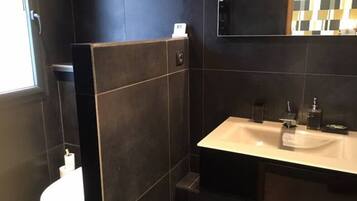 Baignoire, serviettes fournies, savon, shampoing