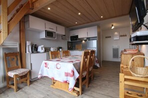 Microwave, oven, dishwasher, coffee/tea maker - 250m from shops, 5th floor, balcony, tv, 40m², Alpe d'Huez (L'Alpe d'Huez)