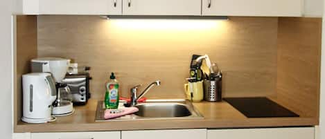 Fridge, dishwasher, coffee/tea maker
