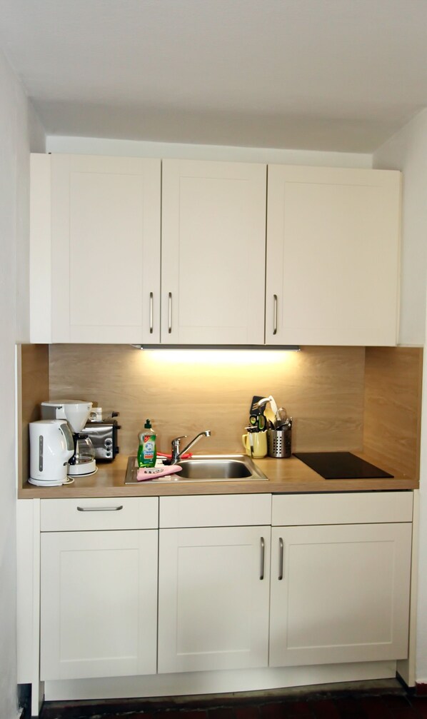 Køleskab, opvaskemaskine, kaffe-/temaskine