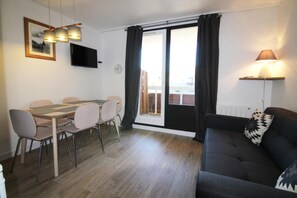Living area - 120m from shops, 1st floor, swimming pool, sauna, balcony, tv, ski locker, 40m², Alpe d'Huez (L'Alpe d'Huez)