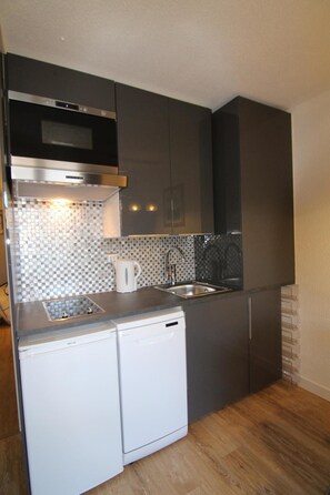 Microwave, oven, coffee/tea maker, toaster - 130m from ski slopes, 1st floor, swimming pool, sauna, balcony, tv, ski locker, 40m², Alpe d'Huez (L'Alpe d'Huez)