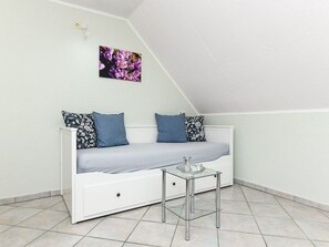 2 bedrooms, travel cot, WiFi, bed sheets