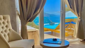 Jacuzzi Deluxe Room with Sea View | Mini-bar avec articles gratuits, coffres-forts dans les chambres
