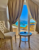 Jacuzzi Deluxe Room with Sea View | Frigobar (abastecido com alguns itens grátis), cofres nos quartos