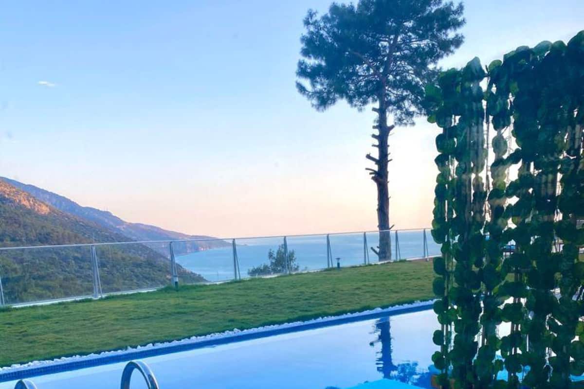 Swim Up Room with Sea View | Free minibar items, in-room safe, individually decorated, desk
