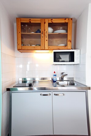 Kühlschrank, Wasserkocher mit Kaffee-/Teezubehör, Wasserkocher