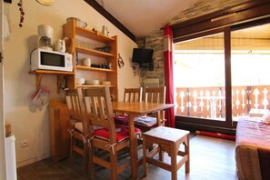 Interior - 220m from resort center, 5th floor, balcony, tv, ski locker, 28m², Alpe d'Huez (L'Alpe d'Huez)
