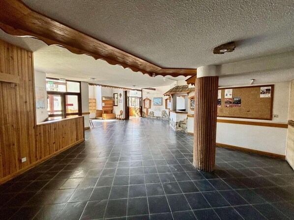 Lobby - 100m from ski slopes, 4th floor, balcony, tv, ski locker, 25m², Alpe d'Huez (L'Alpe d'Huez)