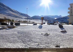 A snow-covered outdoor area with a building labeled "LE CHAIX" in the background.