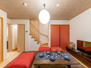 House | Desk, free WiFi, bed sheets