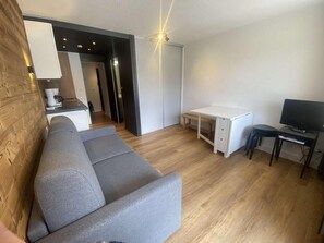Living area - 350m from resort center, Ground floor, balcony, tv, 23m², Alpe d'Huez (L'Alpe d'Huez)
