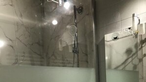 A modern bathroom with a glass shower enclosure, a white sink with a black faucet, and a mirror above the sink. - 2nd floor, tv, ski locker, 25m², Alpe d'Huez (L'Alpe d'Huez)