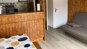 Unclassified image, 2 of 9, button - 2nd floor, tv, ski locker, 25m², Alpe d'Huez (L'Alpe d'Huez)