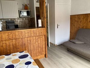 Living area - 260m from resort center, 2nd floor, tv, ski locker, 25m², Alpe d'Huez (L'Alpe d'Huez)