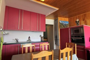 Microwave, oven, dishwasher, coffee/tea maker