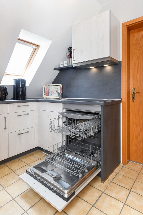 Køleskab, mikrobølgeovn, opvaskemaskine