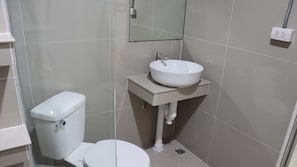 Bathroom - UTD Inn (Bangkok)