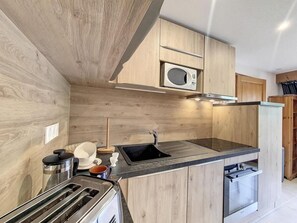 Kylskåp, mikrovågsugn och diskmaskin