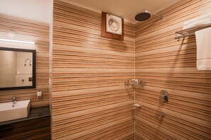 Luxury-Suite | Badezimmer | Dusche, kostenlose Toilettenartikel, Hausschuhe, Handtücher