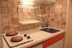 Kühlschrank, Wasserkocher mit Kaffee-/Teezubehör, Toaster