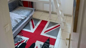 Una habitación pequeña con una cama individual doble, un escritorio y una silla.