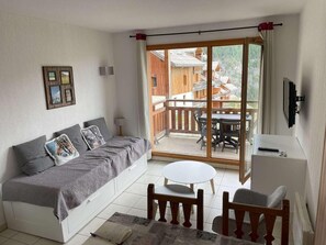 Living area - 50m from shops, 5th floor, swimming pool, sauna, balcony, tv, ski locker, 33m², Les Orres (Les Orres)