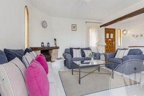 Een flatscreentelevisie, Netflix, een dvd-speler en streamingdiensten