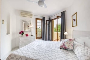 3 slaapkamers, een strijkplank/strijkijzer, wifi, beddengoed