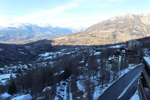 A mountainous landscape with a road and buildings. - 40m from ski slopes, 5th floor, balcony, 30m², Les Orres (Les Orres)