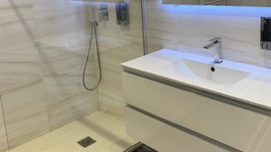 A modern bathroom with a glass-enclosed shower, a large mirror, and a white vanity with a sink. - Center Salo’, near to Duomo,  to Vittoriale D’Annunzio (Salò)