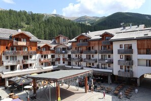 Exterior - Resort center, 2nd floor, view ski slopes, swimming pool, sauna, balcony, tv, ski locker, 50m² (Les Orres)