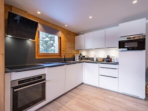 Kühlschrank, Mikrowelle, Ofen, Wasserkocher mit Kaffee-/Teezubehör