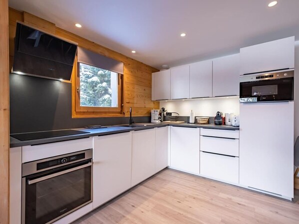 Fridge, microwave, oven, coffee/tea maker