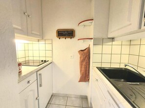 Fridge, microwave, oven, coffee/tea maker