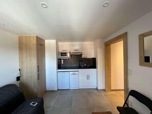 Kühlschrank, Mikrowelle, Ofen, Geschirrspüler