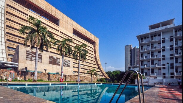 2 outdoor pools - YMCA Tourist Hostel (New Delhi)