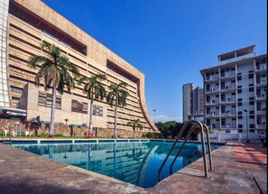 Outdoor pool - YMCA Tourist Hostel (New Delhi)