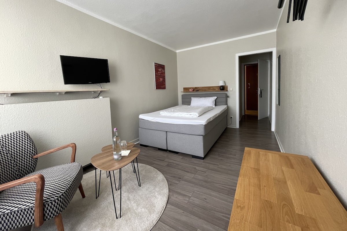 Deluxe Single Room | Blackout drapes, iron/ironing board, free WiFi, bed sheets