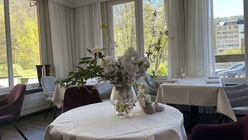 DĂźner servi sur place, vue sur le jardin