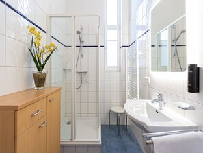 Een douche, een haardroger, handdoeken