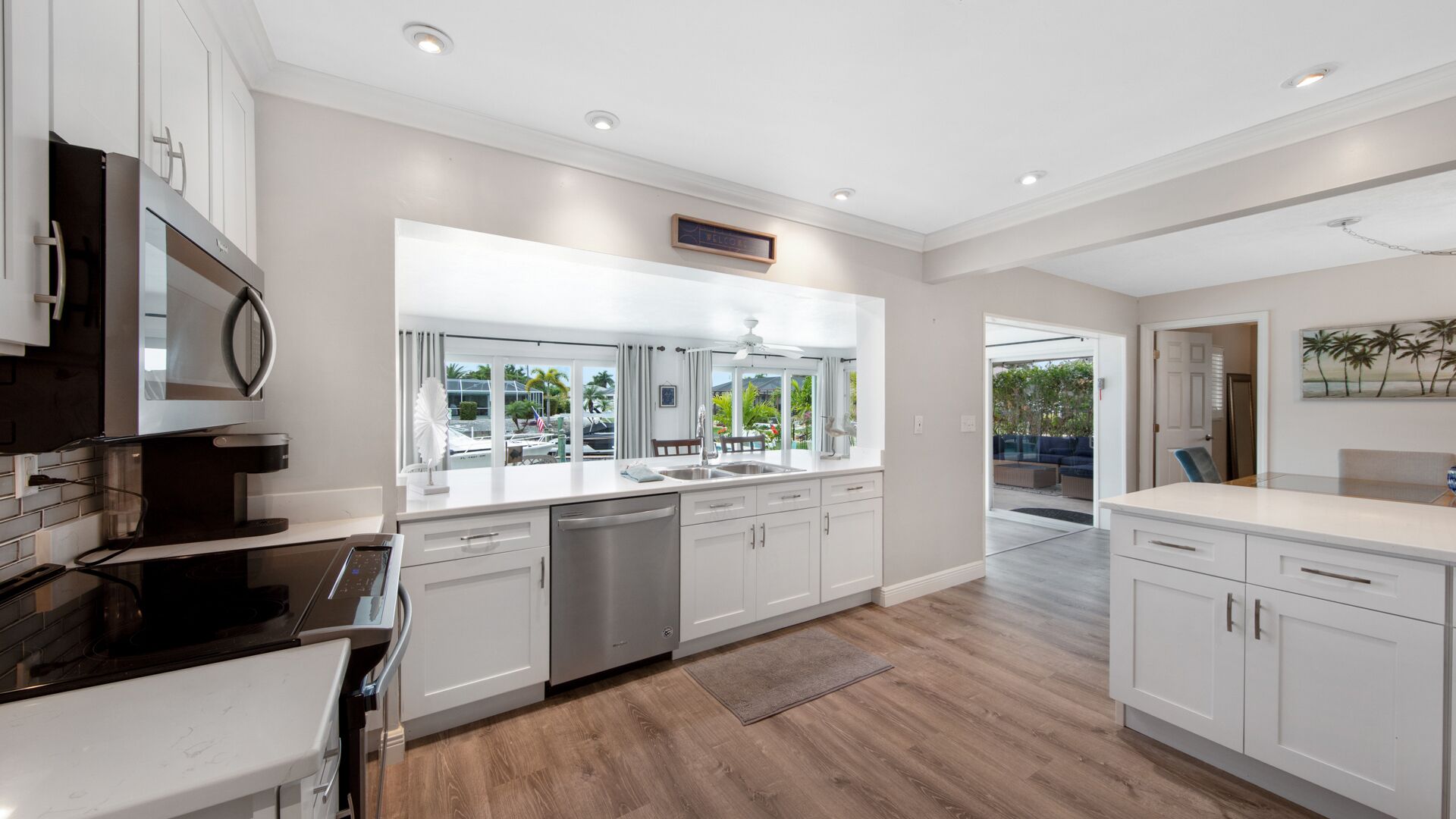 Kylskåp, mikrovågsugn, ugn och spishäll