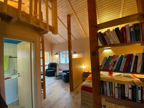 2 bedrooms, iron/ironing board, WiFi