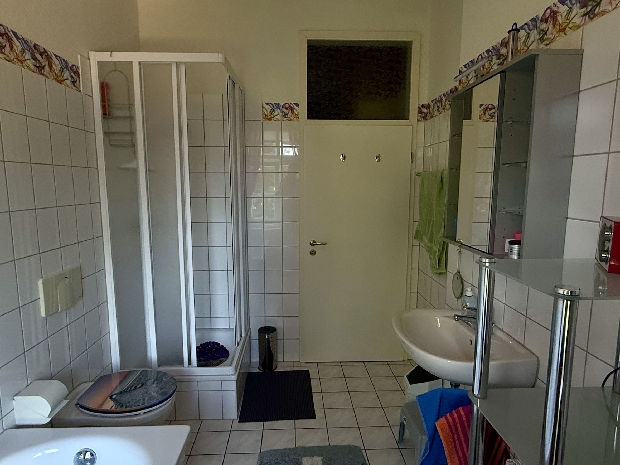 Dusche, Haartrockner, Seife, Toilettenpapier