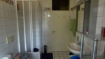Dusche, Haartrockner, Seife, Toilettenpapier