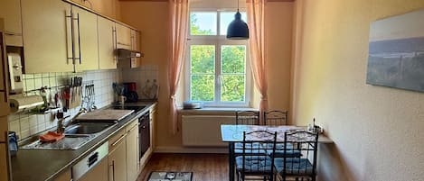 Coffee/tea maker, fridge, microwave, oven