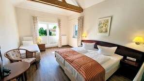 1 camera, una cassaforte in camera, una scrivania, culla da viaggio