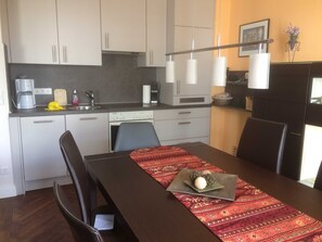 Kühlschrank, Ofen, Geschirrspüler, Wasserkocher mit Kaffee-/Teezubehör